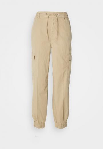 Брюки с накладными карманами