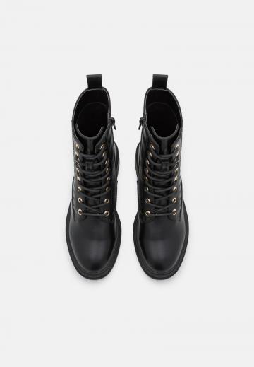 Ботинки на шнуровке