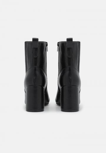 Полусапожки на высоком каблуке