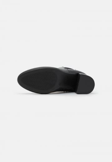 Полусапожки на высоком каблуке