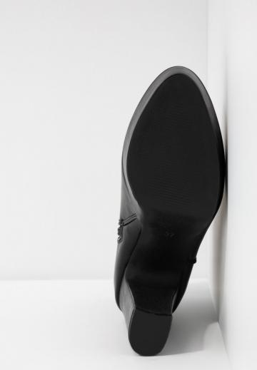 Полусапожки на высоком каблуке