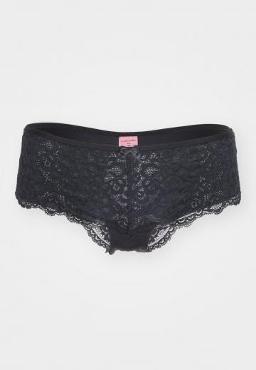 Трусы на бедрах