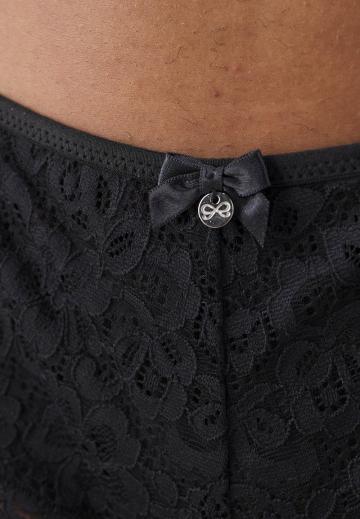 Трусы на бедрах