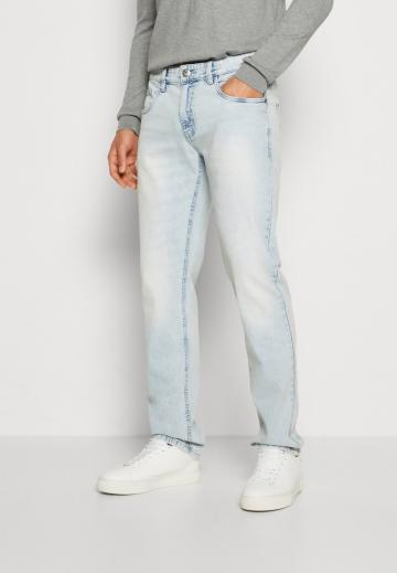 Узкие джинсы