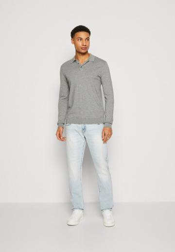 Узкие джинсы