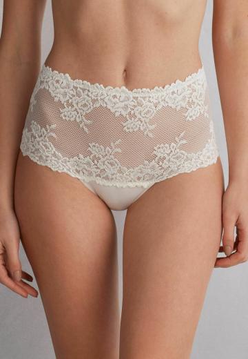 Трусы на бедрах