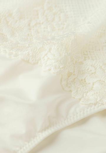 Трусы на бедрах