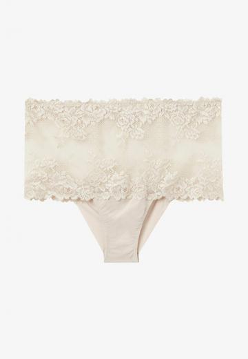 Трусы на бедрах