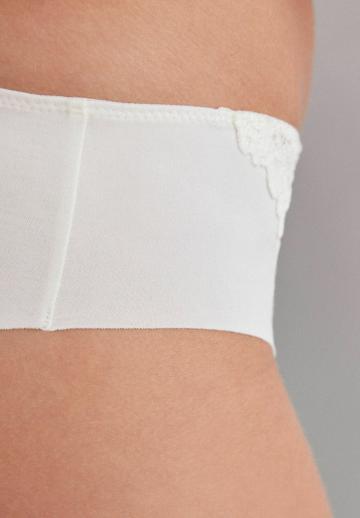 Трусы на бедрах