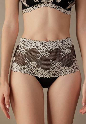 Трусы на бедрах