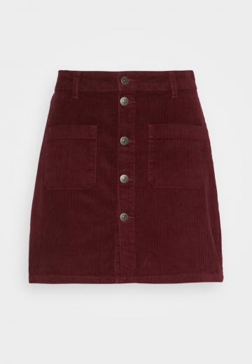 Юбка с накладными карманами