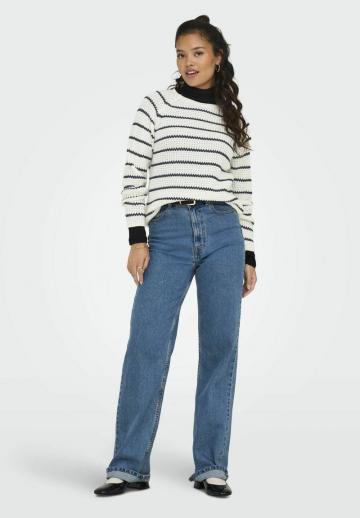 Пуловер в полоску