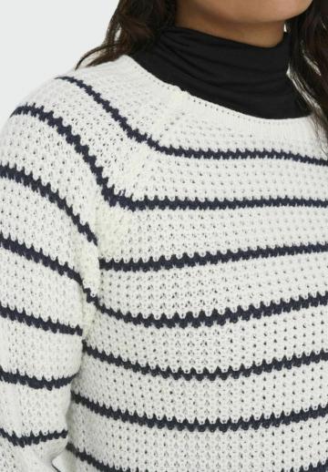 Пуловер в полоску