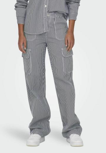 Брюки с накладными карманами