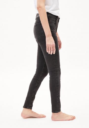 Узкие джинсы