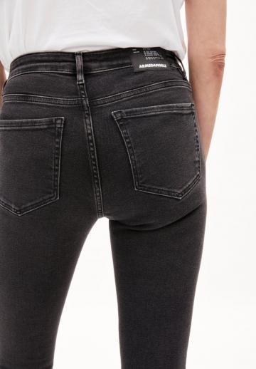 Узкие джинсы