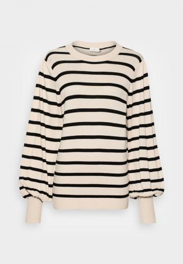Пуловер в полоску