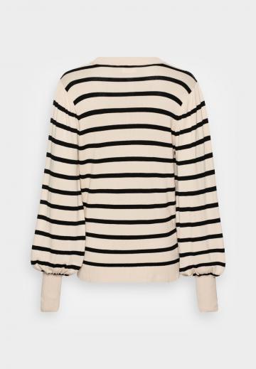 Пуловер в полоску