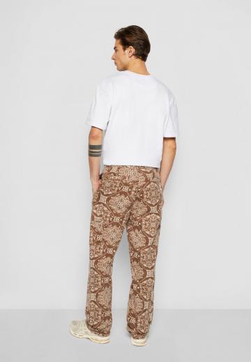 Брюки с накладными карманами