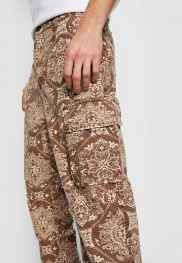 Брюки с накладными карманами