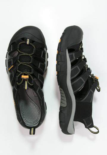 Спортивные сандалии