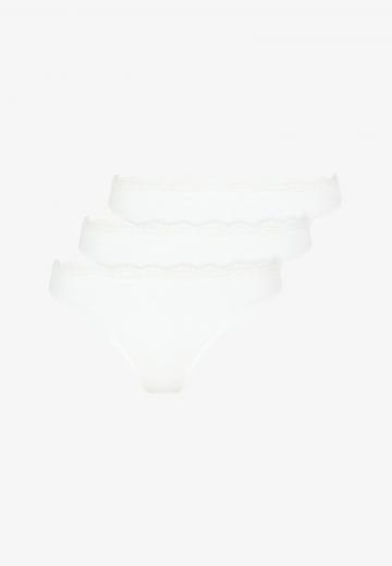 Трусы на бедрах