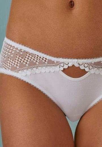 Трусы на бедрах