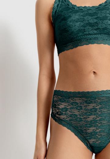 Трусы на бедрах