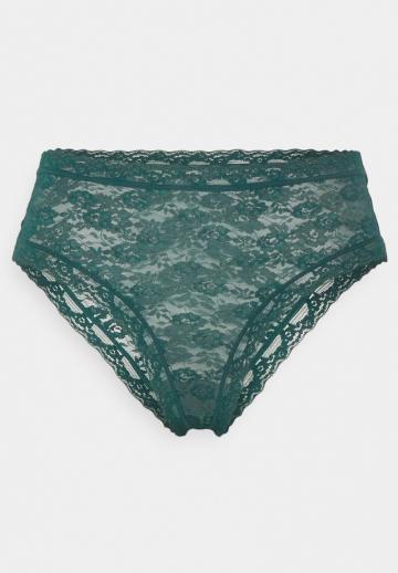 Трусы на бедрах