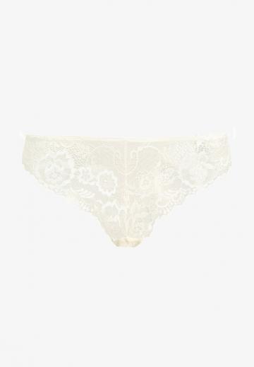 Трусы на бедрах