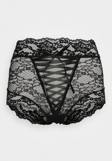 Трусы на бедрах