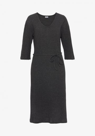 Вязаное платье