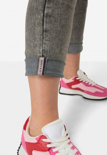 Короткие джинсы