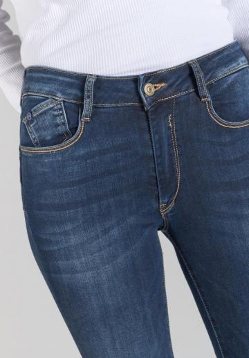 Узкие джинсы