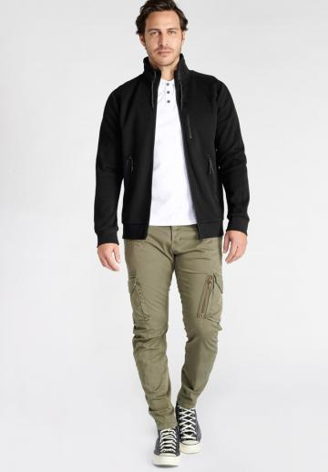 Брюки с накладными карманами