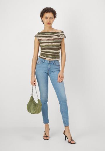 Прямые джинсы