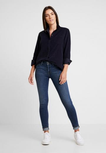 Узкие джинсы