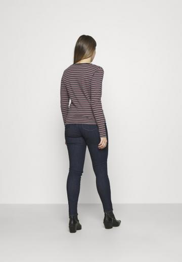 Узкие джинсы