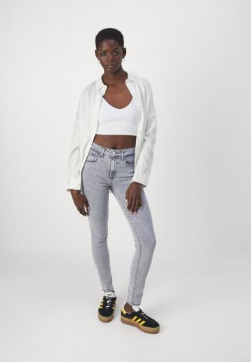 Узкие джинсы