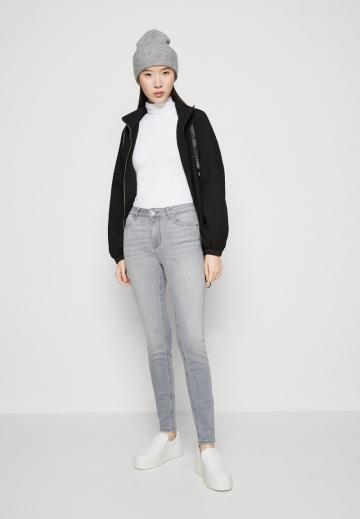 Узкие джинсы