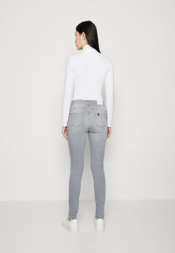 Узкие джинсы