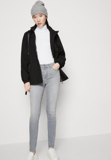 Узкие джинсы