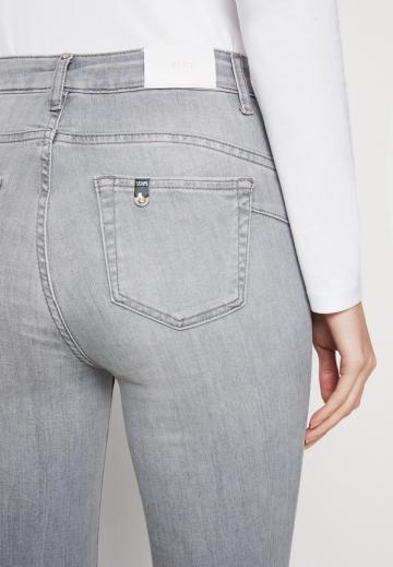 Узкие джинсы