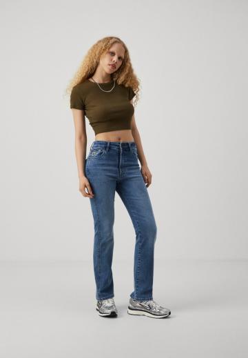 Прямые джинсы