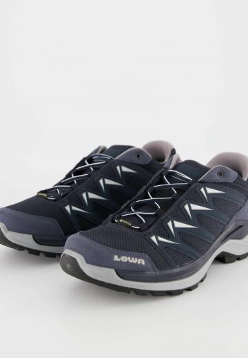 Походные кроссовки