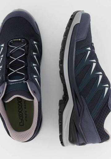 Походные кроссовки