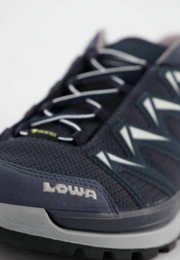 Походные кроссовки