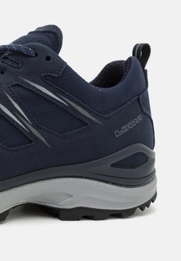 Походные кроссовки