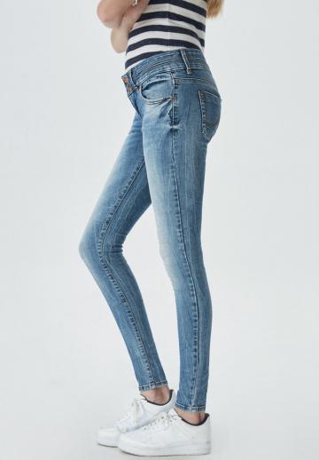 Узкие джинсы