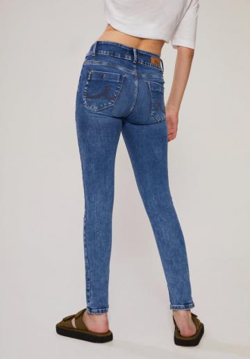 Узкие джинсы